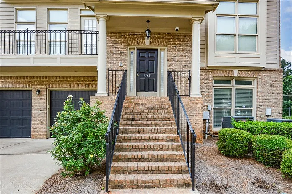 5 bed, 3.5 bath, 5201 sqft, $7,995 — Photo 3