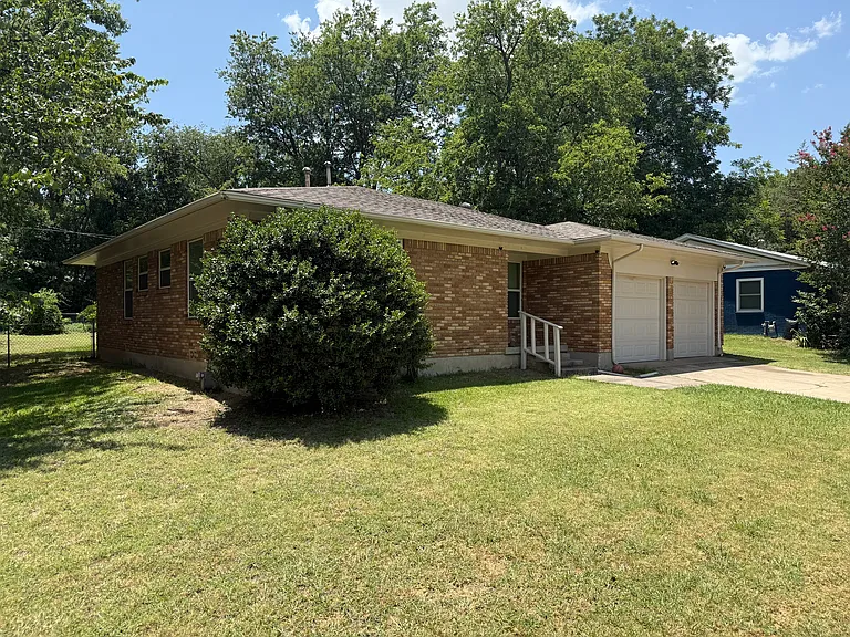 1102 Edinburg Ln — Photo 3