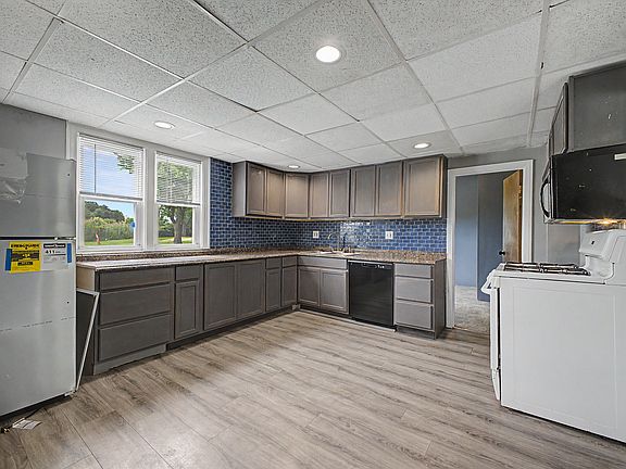 3rd image of 24915 Saint Paul Blvd