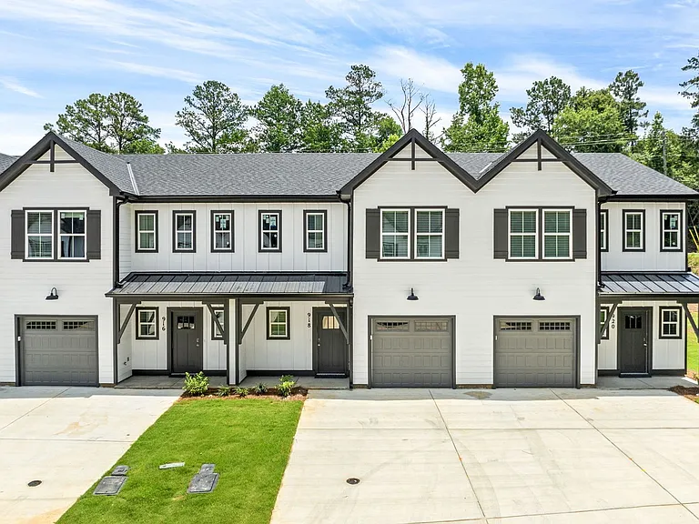 918 Winslow Ct — Photo 1