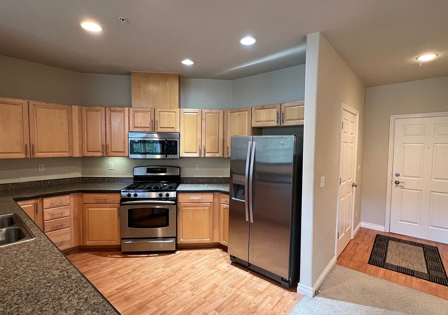 Beautiful (2) Bedroom, (2.5) Bathroom Condo in a Secure Downtown Building! — Photo 2