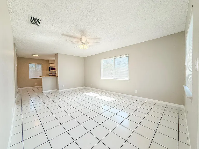 1025 NE 17th Ave #1 — Photo 2