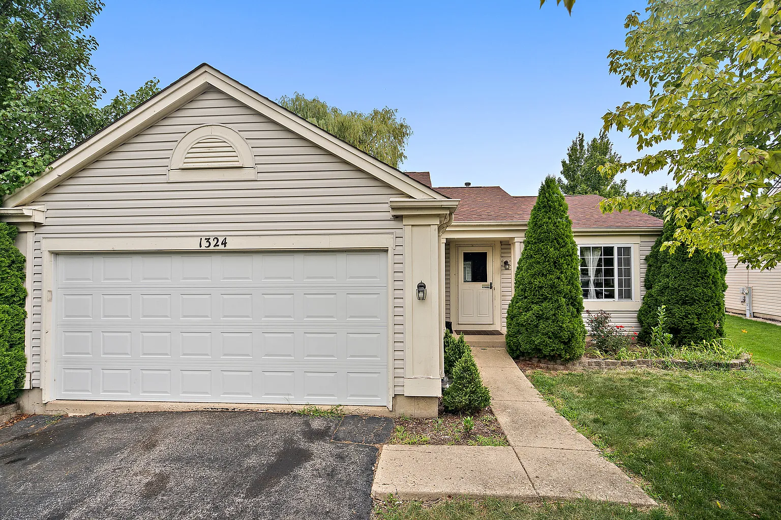 1324 Eastwood Dr photo 1