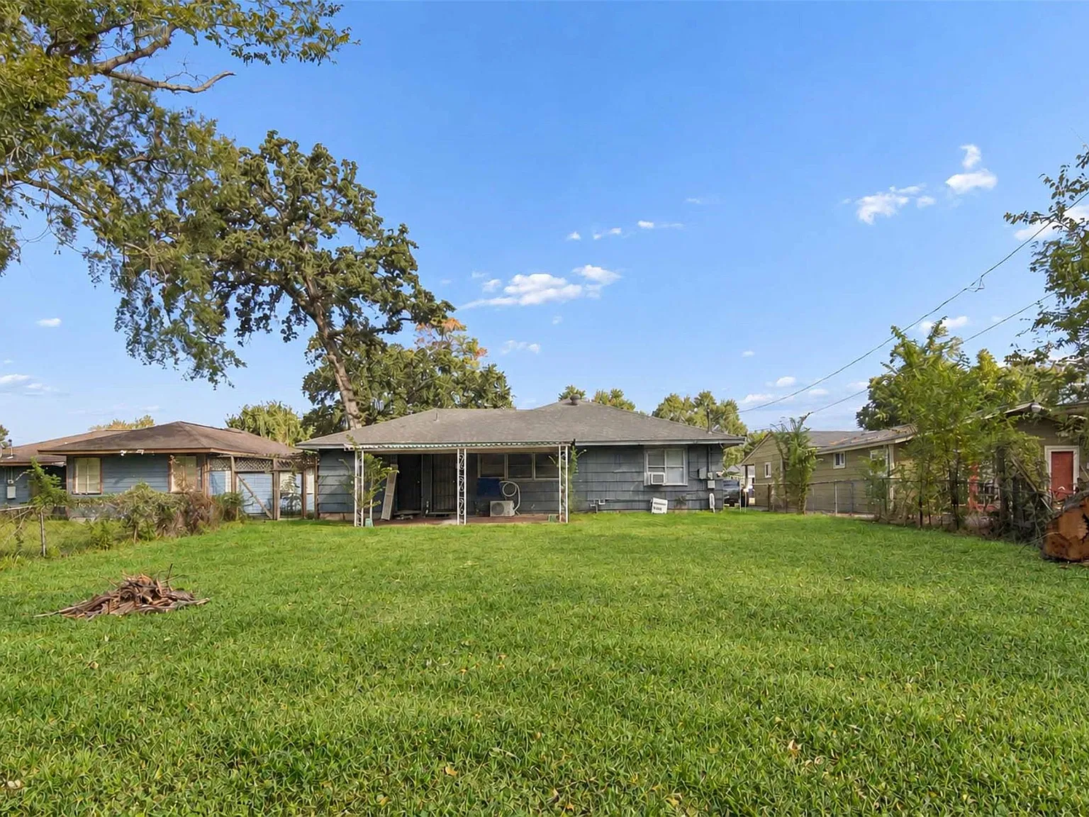 3 bed, 1.0 bath, 1498 sqft, $1,750 — Photo 2