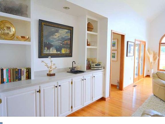 5th image of 109 E Side Dr
