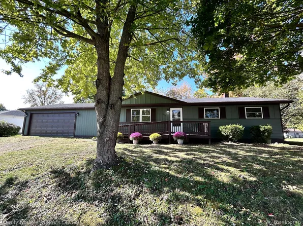 1295 Westbrooke Dr, Lapeer, MI 48446