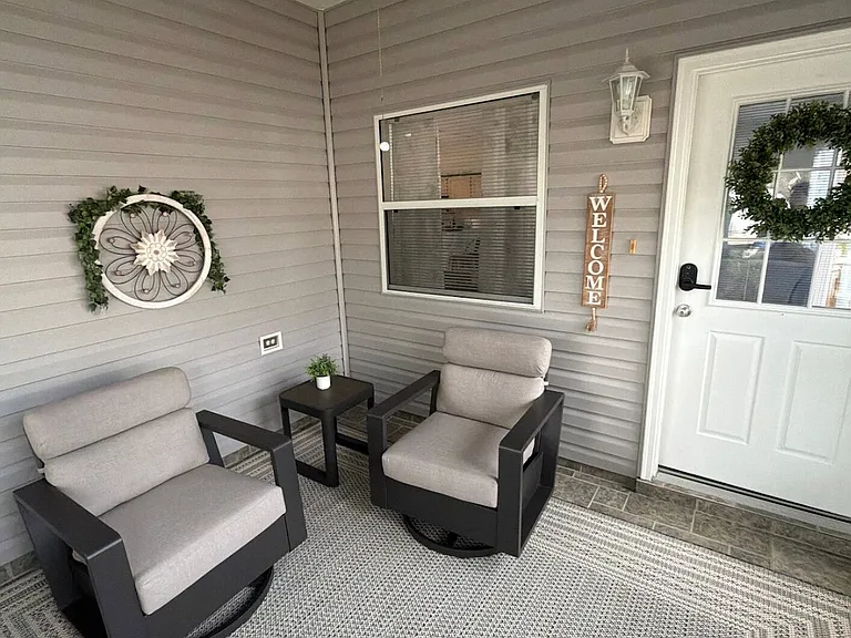 428 Canterbury Ct — Photo 1