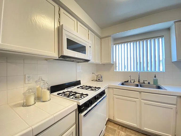 Farmdale Court Apartments — Photo 27