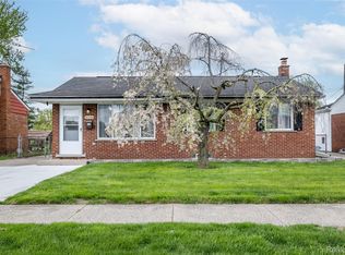 30534 Spybrook St, Roseville, MI 48066