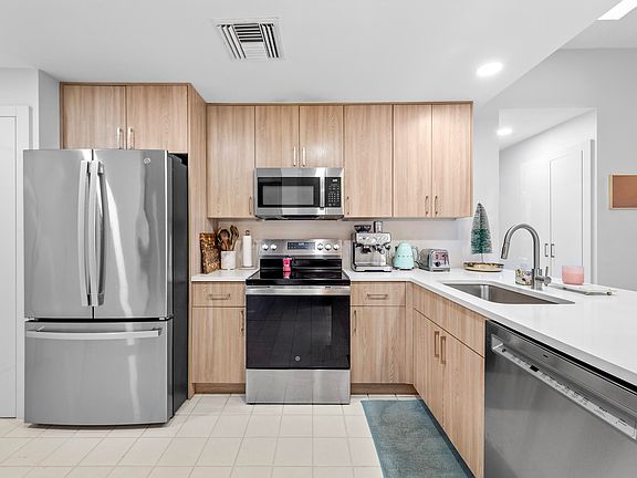 5th image of 7460 La Paz Boulevard #304