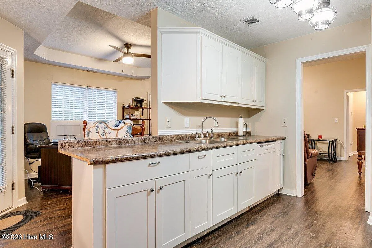 3 bed, 2.0 bath, 1350 sqft, $1,695 — Photo 2