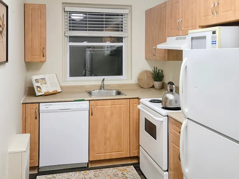 579 Broadway Ave — Photo 5