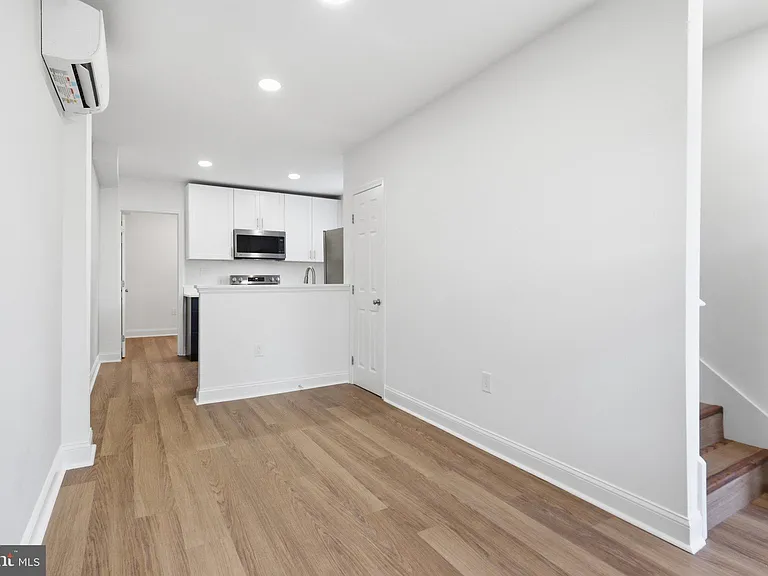 20 E 7th St — Photo 3