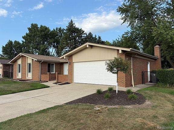 3rd image of 39232 Donahue Dr
