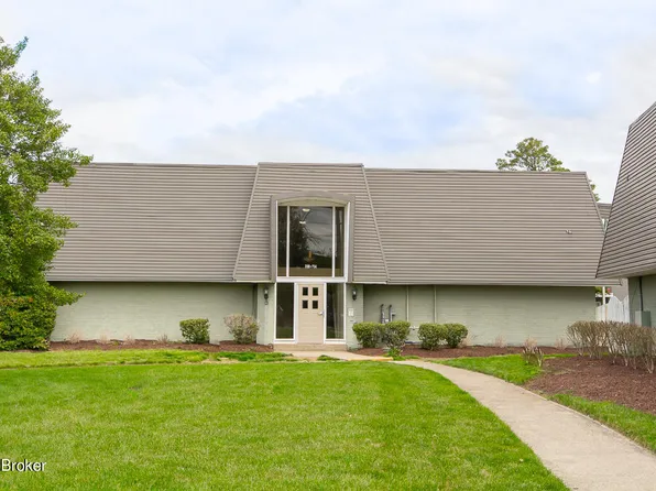 702 La Fontenay Ct, Louisville, KY 40223