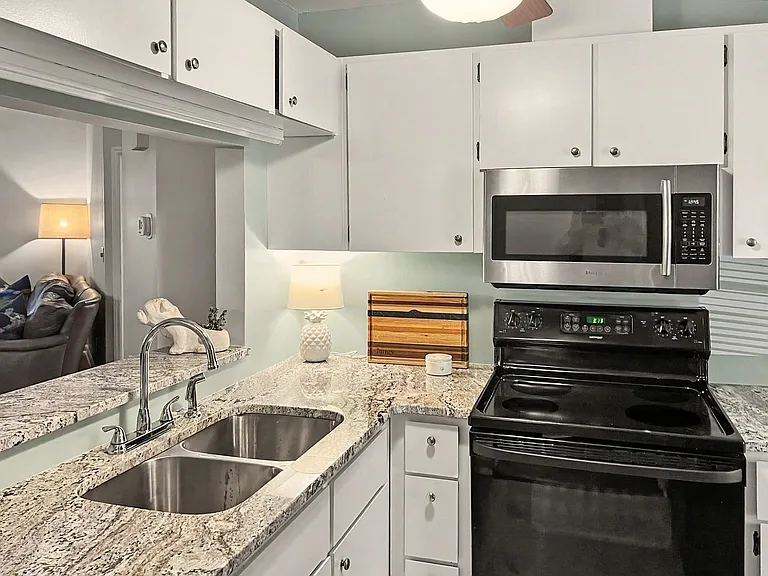1101 Esher Ct — Photo 6