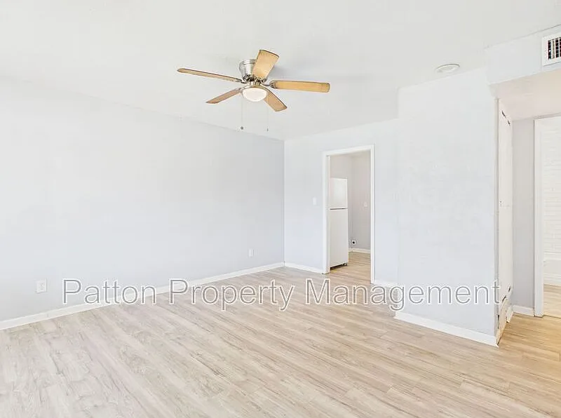 2 bed, 1.0 bath, 725 sqft, $1,050 — Photo 2