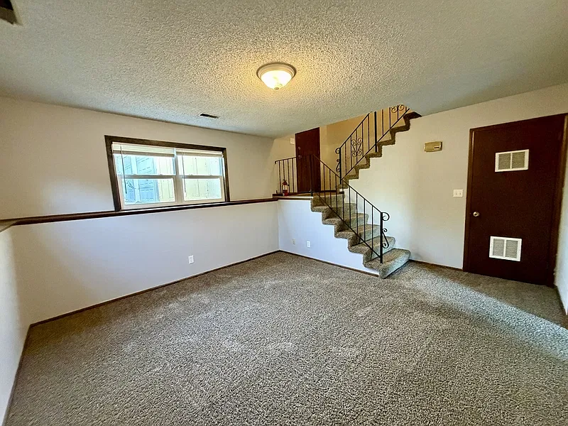 2 bed, 1.5 bath, 1000 sqft, $1,299 — Photo 2