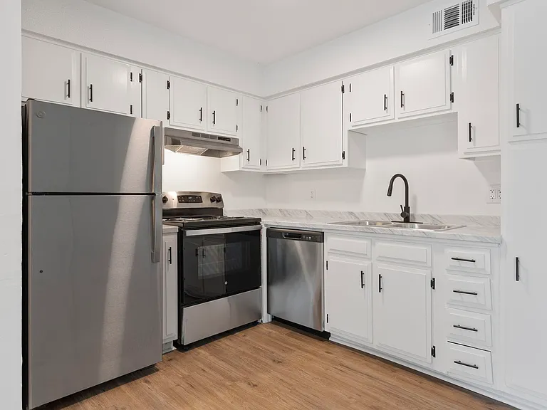 Villa Park Apartments — Photo 10
