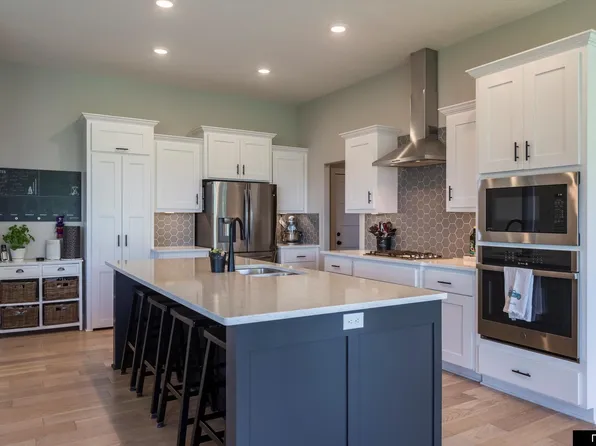 18332 Cheyenne Rd, Omaha, NE 68136
