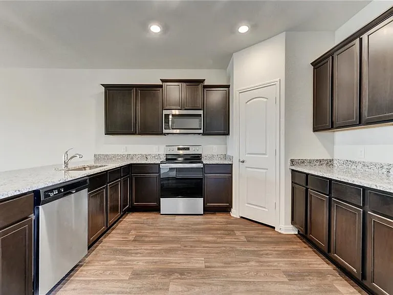 1001 Riverdale Cv — Photo 7