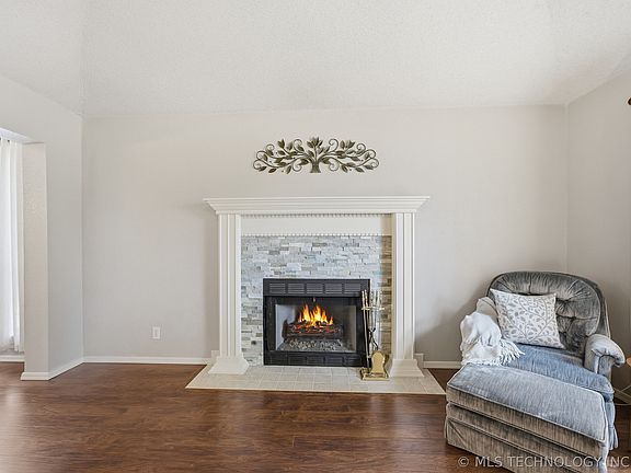 5th image of 704 E Helena St