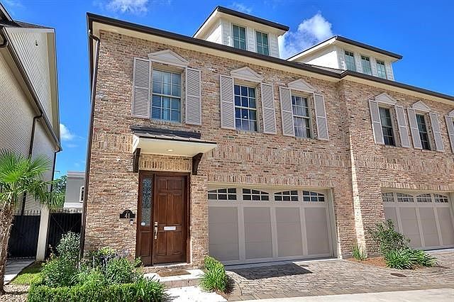 Convenient Old Metairie townhome with double car garage!