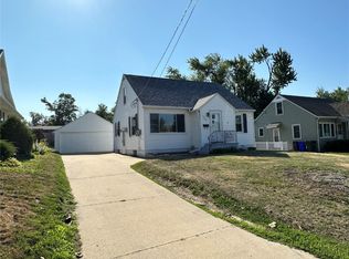1122 28th St SE, Cedar Rapids, IA 52403