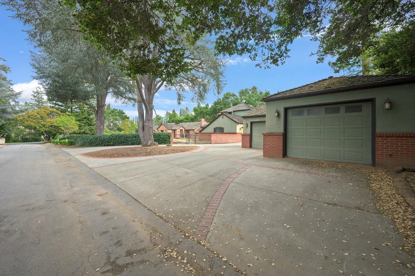 15581 Glen Una Dr photo 1