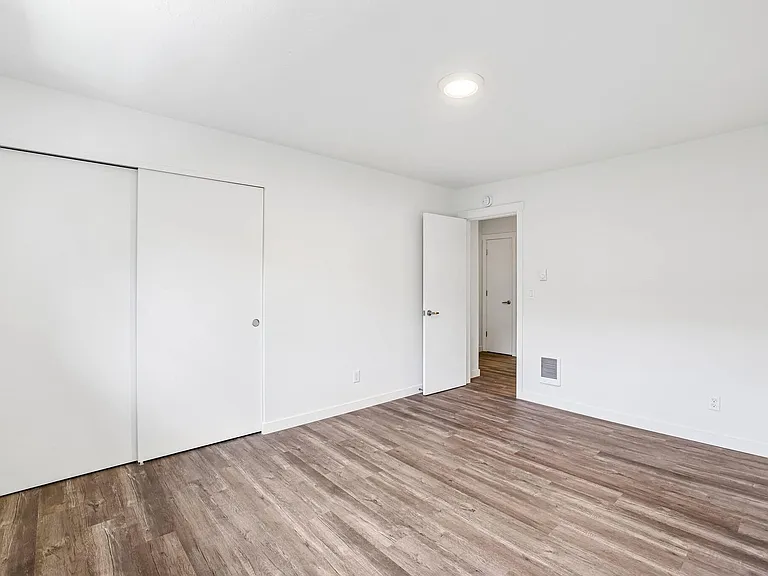 Midland Apartments — Photo 29