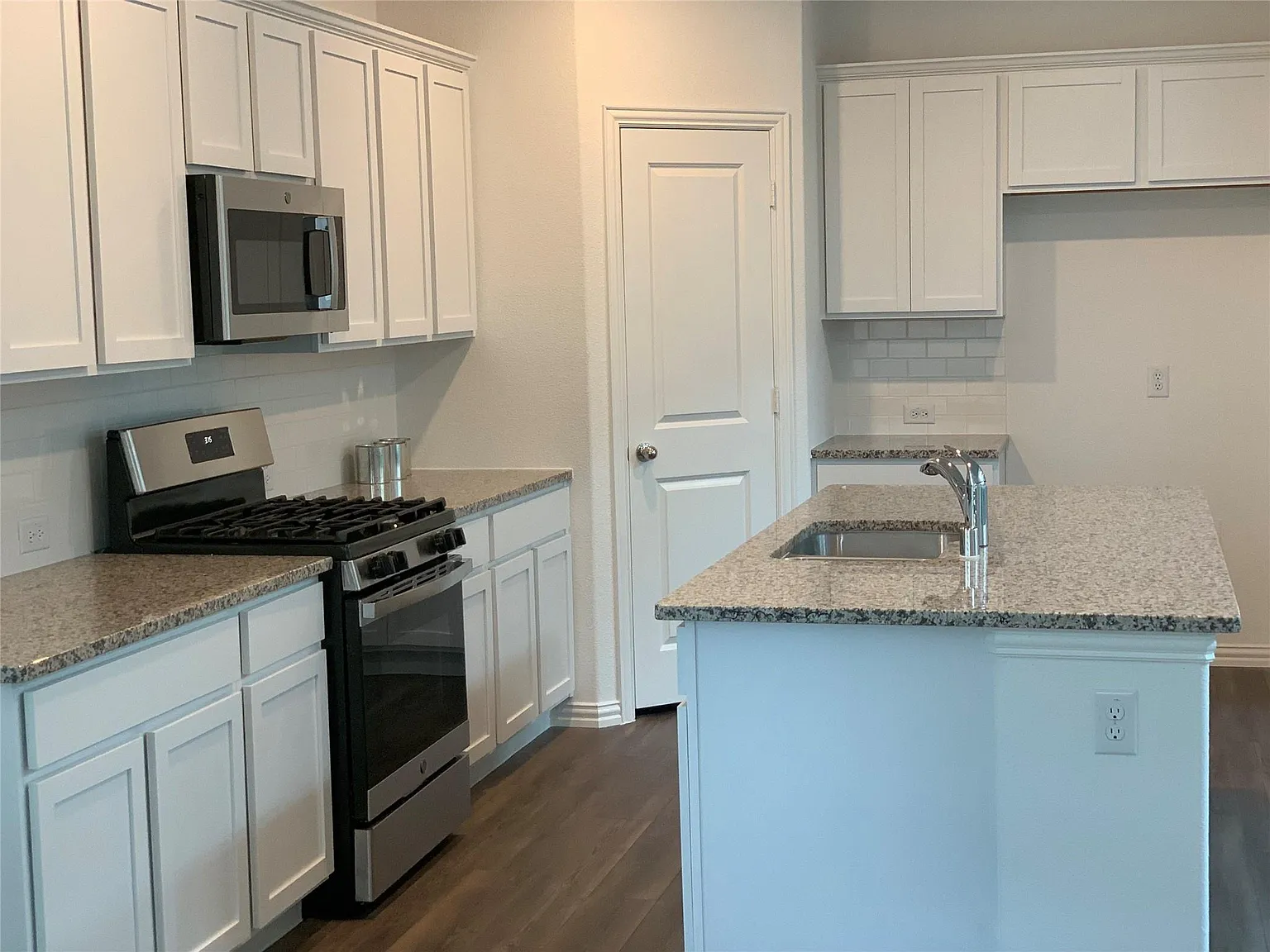 4 bed, 2466 sqft, $2,990 — Photo 3