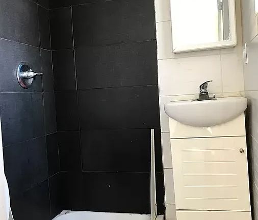4th image of 42 Carlton Ave APT 2L