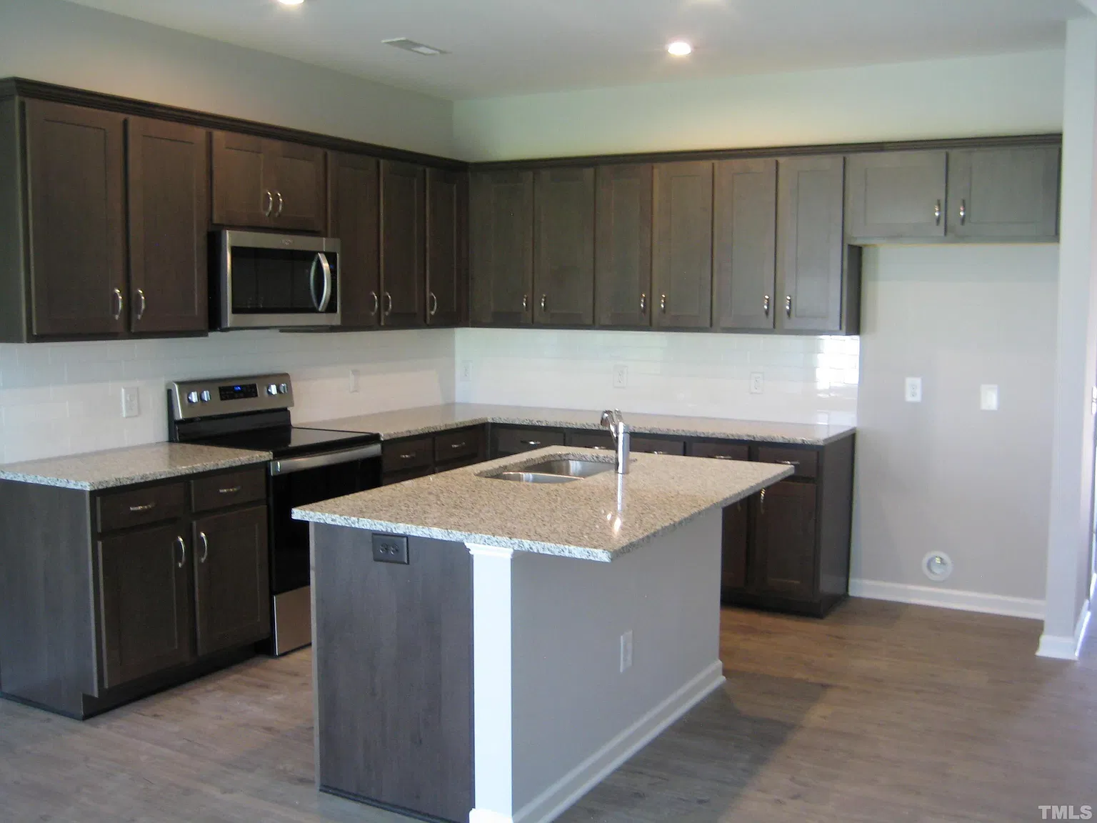 3 bed, 2.5 bath, $1,850 — Photo 2