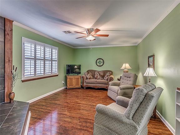 3rd image of 1027 East Ave