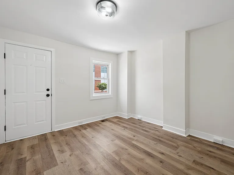 138 E South St — Photo 7