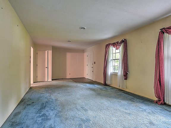 3rd image of 2802 Sumpter Dr