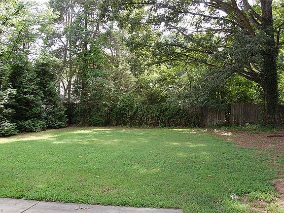 4th image of 904 Meadowood St