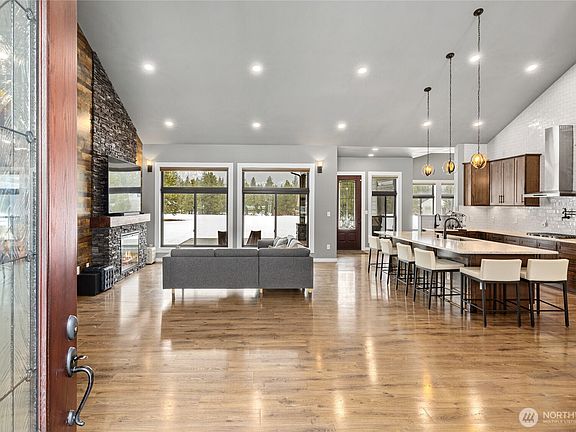 This gorgeous, open-plan home features 18-foot ceilings. With its spacious design and vaulted ceilings, the home is full of natural light.>