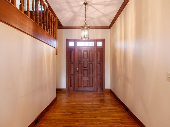 4th image of 1005 Cherry Creek Dr