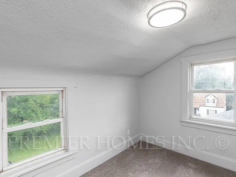 344 Fenton Ave NE — Photo 2