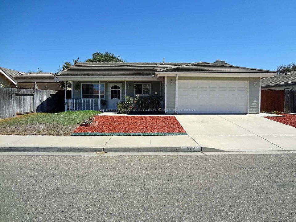 Landscaped FrontYard w/Porch