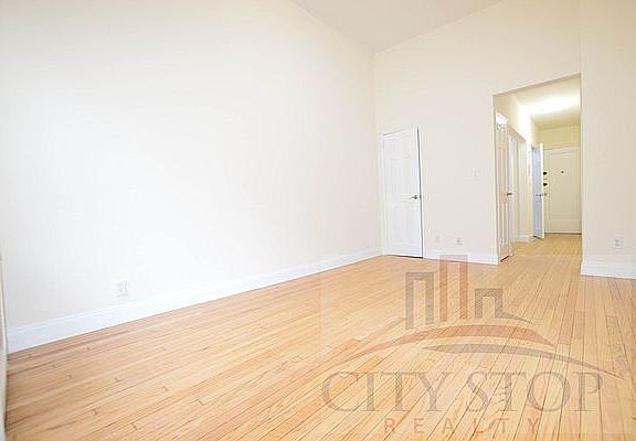 3rd image of 42 W 69th St #2B