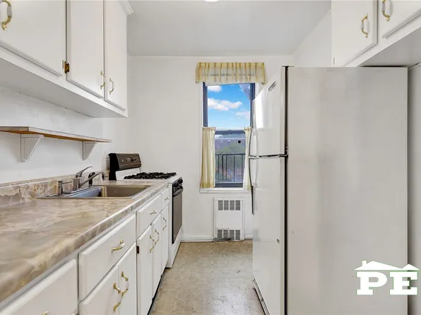 2425 Haring Street image 16 of 28