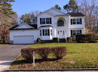 136 Elizabeth Way, Ridge, NY