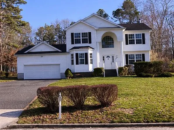 136 Elizabeth Way, Ridge, NY 11961