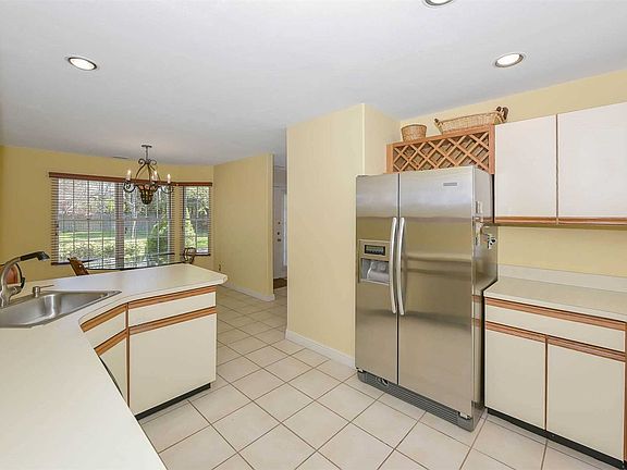 3rd image of 148 Lakebridge Dr N