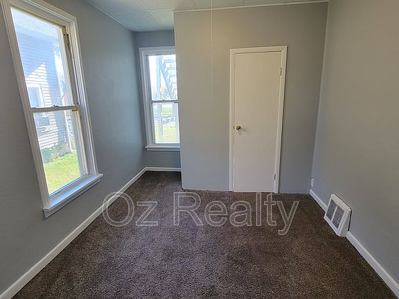 5th image of 828 W Sylvania Ave #1
