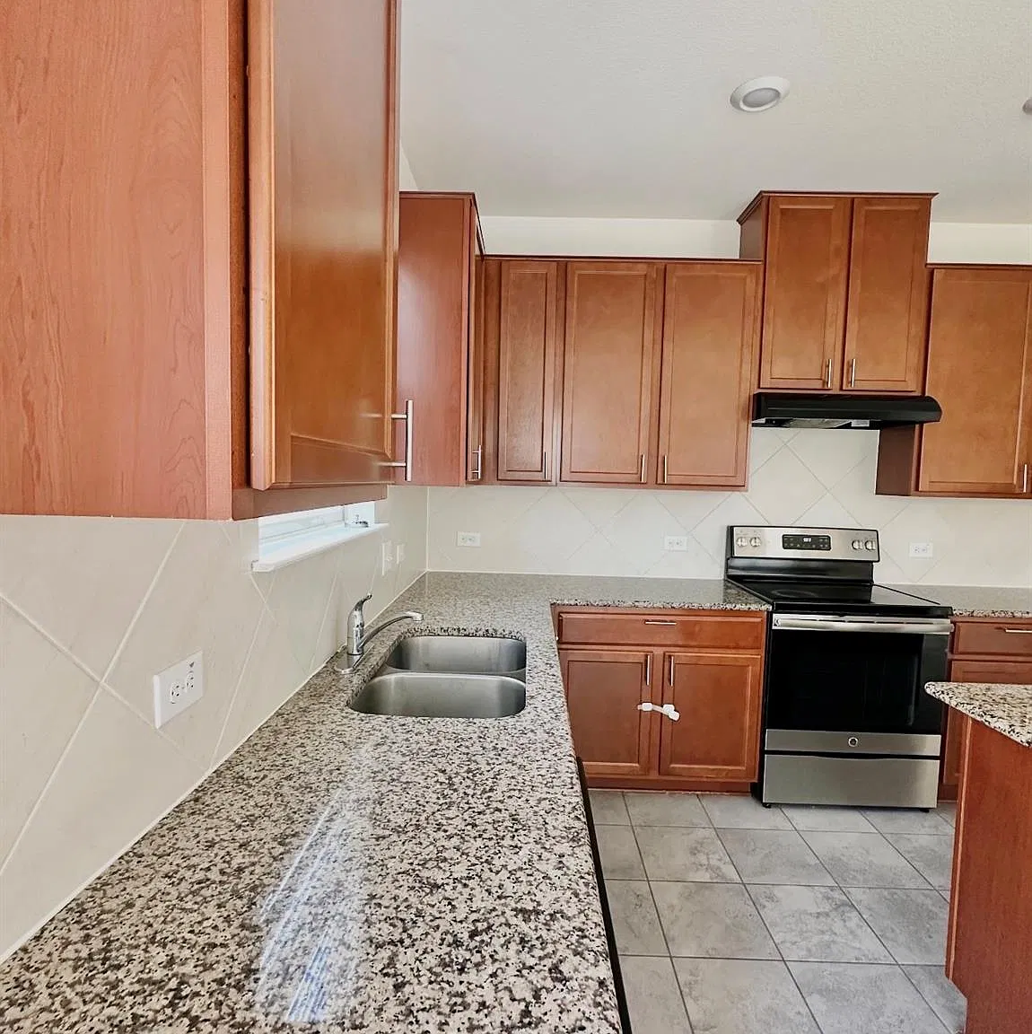 5 bed, 3.5 bath, 2491 sqft, $2,600 — Photo 4