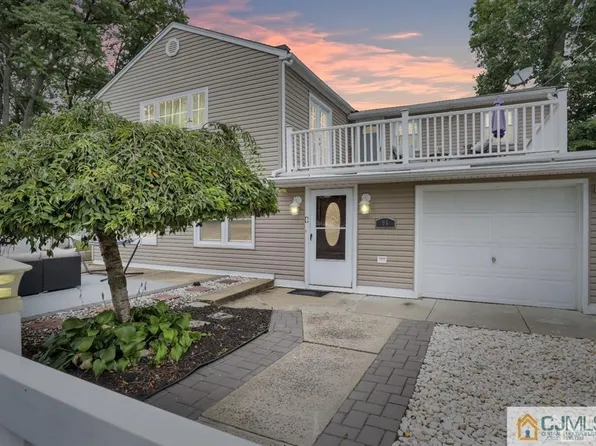 96 Alwat St, Woodbridge, NJ 07095