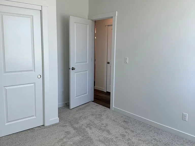 1824 W Roper St — Photo 12